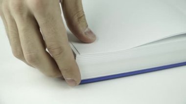 Bir kitabın sayfalarını çevirmek