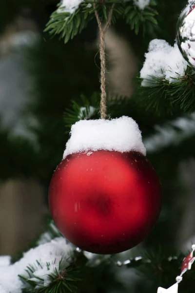Noel ağacına asılı ve kar ile serpilir Noel oyuncak top