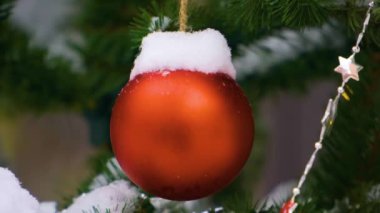 Noel ağacına asılı ve kar ile serpilir Noel oyuncak top