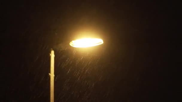 Lampadaire de nuit en chute de neige. Plan rapide 