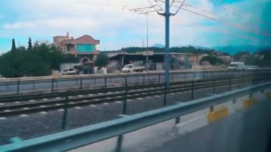 Bir taksi yolculuğu, yol ve çevresi bir görünüm. Kasım 2017, Türkiye, Alanya