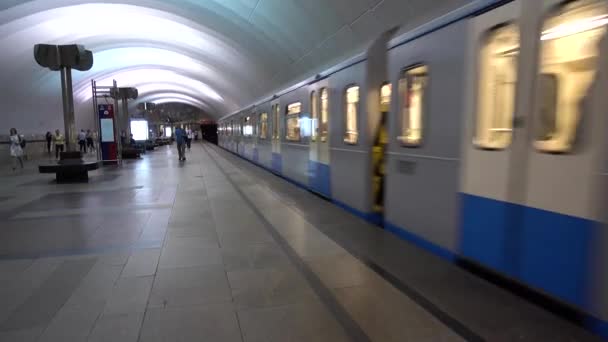 Der Zug Der Bahn Nähert Sich Dem Bahnhof Moskau September — Stockvideo