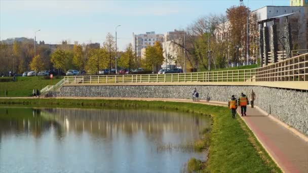 Gente Camina Parque Otoño Largo Del Estanque Plazos Moscú Octubre — Vídeo de stock