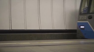 Ağır çekim tren bir Metro İstasyonu