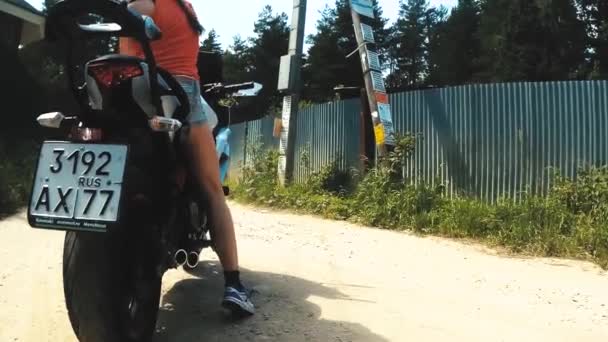 Das Mädchen Starturt Auf Dem Motorrad Russland Juni 2018 — Stockvideo