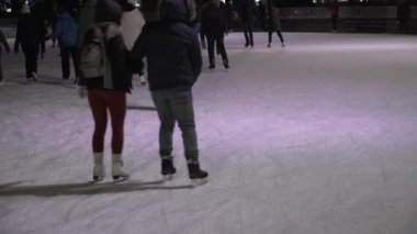İnsanlar Noel buz pateni pisti üzerinde - Moskova, Ocak 2019 pateni