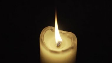 Yanan Mum Mum içinde belgili tanımlık karanlık