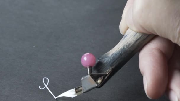 Kız Yardım Kalemle Siyah Kağıt Üzerinde Beyaz Mürekkep Yazma Yazıyor — Stok video