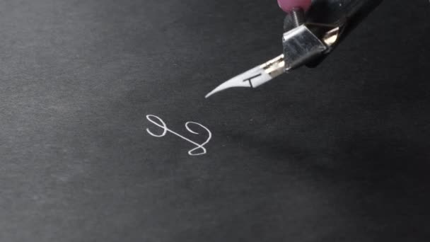 Fille Écrit Encre Blanche Sur Papier Noir Avec Aide Stylo — Video