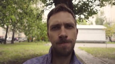 Bir adam sevinir ve dans ediyor