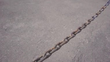 Paslı bir bağlantı ile metal zincir kayalar