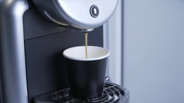 Kahve makinesi kahve dökülen