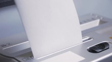 Shredder tarafından parçalanmış belge