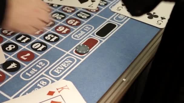 赤ルーレット テーブルの上にチップを賭ける — ストック動画