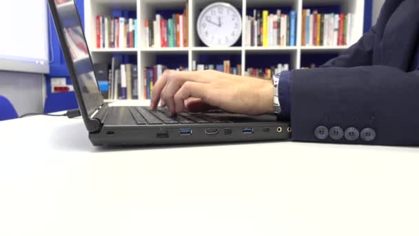 Zakenman typen op laptop — Stockvideo