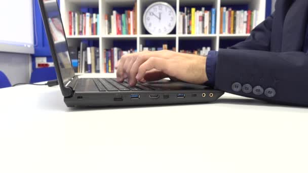 Biznesmen wpisujący na laptopie — Wideo stockowe