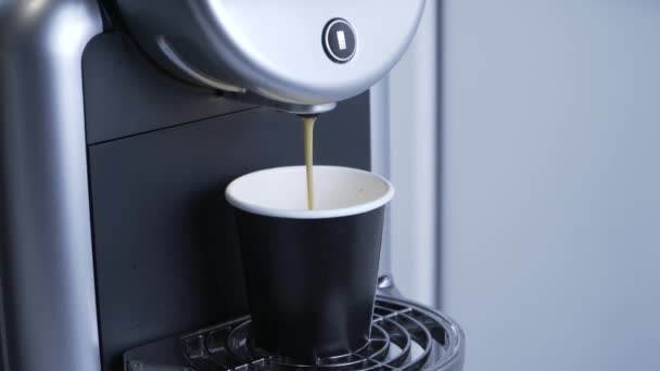 Кофеварка наливает кофе — стоковое видео