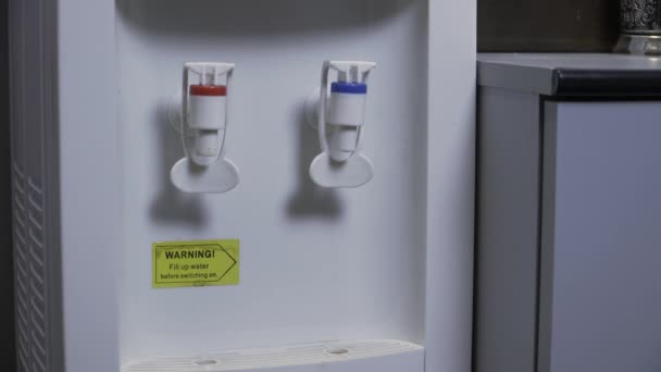 El agua fría se vierte desde el refrigerador — Vídeo de stock