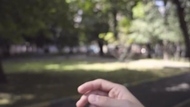 Az ember teszi egy kattintás az ujjával a kezét — Stock videók