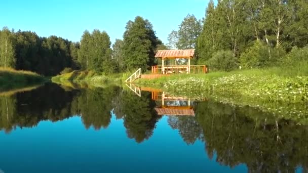 Úszó le a folyón mellett a lugas — Stock videók