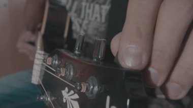 Akustik gitar kurulum, ensemi ayarlama mandal dön