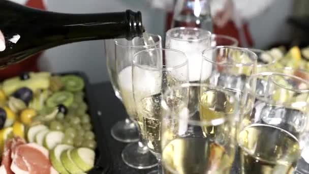 Flicka häller champagne i glas — Stockvideo