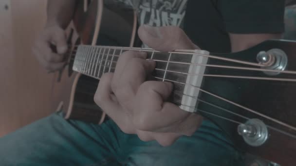 Tocando Acordes Guitarra Acústica — Vídeo de Stock