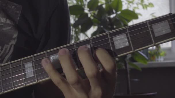 Um homem toca um solo em uma guitarra elétrica — Vídeo de Stock