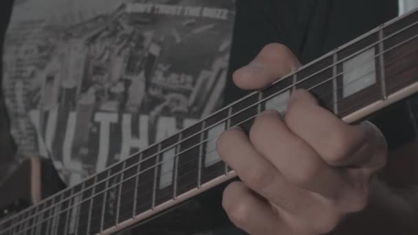 Um homem toca um solo em uma guitarra elétrica — Vídeo de Stock