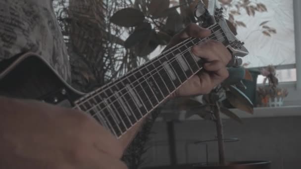 En man spelar ett solo på en elgitarr — Stockvideo
