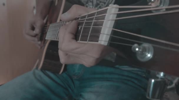 Un uomo suona un assolo con una chitarra acustica — Video Stock