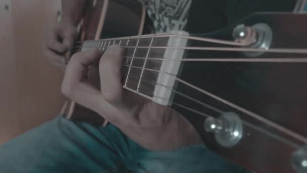 Ein Mann spielt ein Solo auf einer akustischen Gitarre — Stockvideo