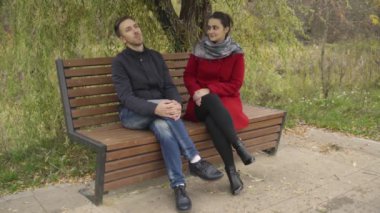 Adam ve kadın bankta söz.