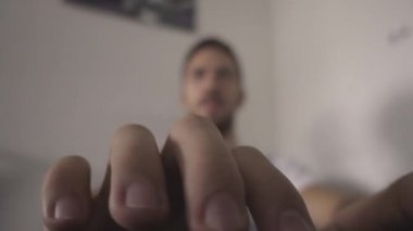 Adam bilgisayarda yazdırır. Ofis işleri