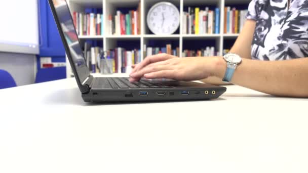 Die Geschäftsfrau im Büro arbeitet am Laptop und tippt auf der Tastatur — Stockvideo