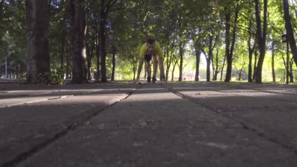 Manliga friidrottare kör i parken. — Stockvideo