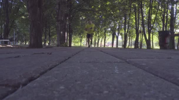 Sportler läuft im Park. — Stockvideo