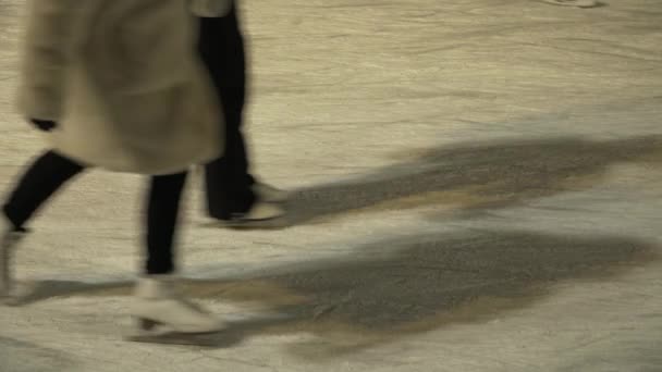 人スケート、アイスリンクの氷で満ちています。 — ストック動画