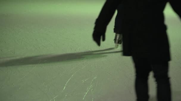 Люди катаются на катке, заполненной льдом — стоковое видео