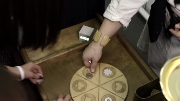 Menschen setzen Chips auf das Spielfeld — Stockvideo