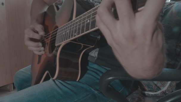 Man spelar musik på akustisk gitarr — Stockvideo