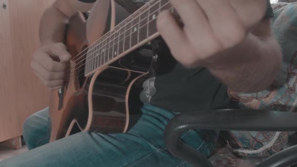 Mann spielt Musik auf akustischer Gitarre — Stockvideo