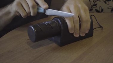 Bir mutfak bıçağı ile elektronik bir kalemtıraş keskinleştirme