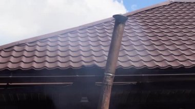 Metal boru dışarı geliyor duman.
