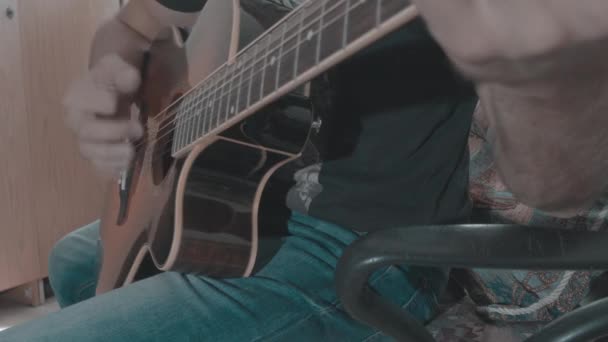 Hombre tocando música en la guitarra acústica — Vídeo de stock