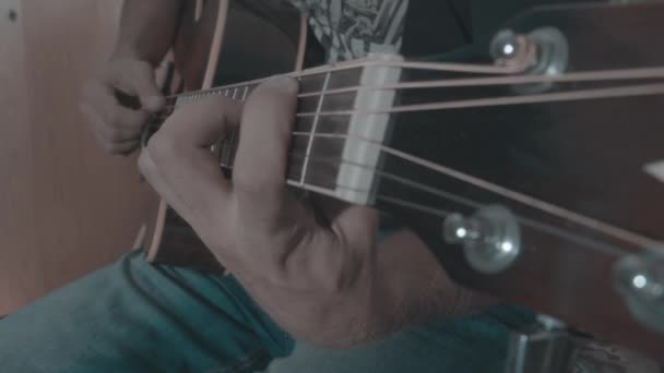 Homem tocando música na guitarra acústica — Vídeo de Stock
