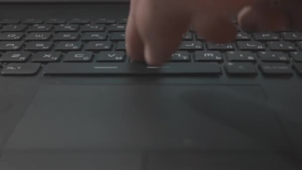 Робота на ноутбуці, введення на клавіатурі — стокове відео