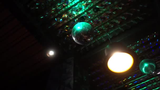 Bola de disco rotativa em um quarto escuro — Vídeo de Stock