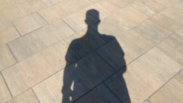 La sombra de un hombre muestra gesto ok — Vídeos de Stock