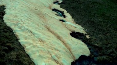 Bir dağ dere, bir dağın tepesinde eriyen kar kaynağı